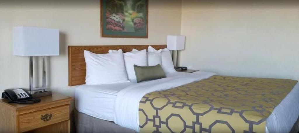 Days Inn By Wyndham Hemet Esterno foto