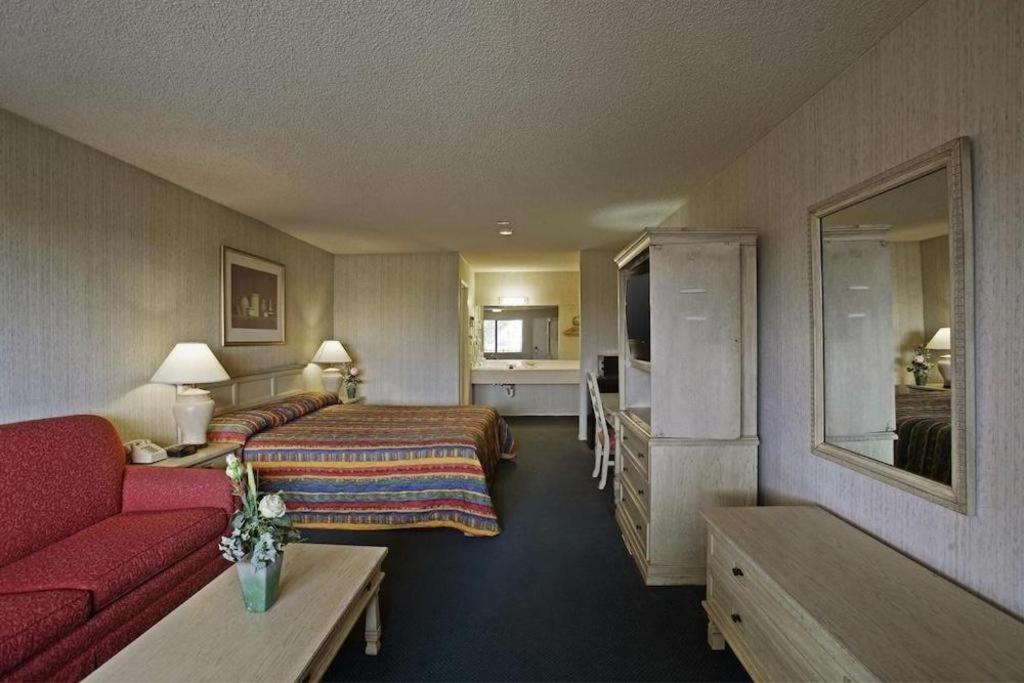 Days Inn By Wyndham Hemet Esterno foto