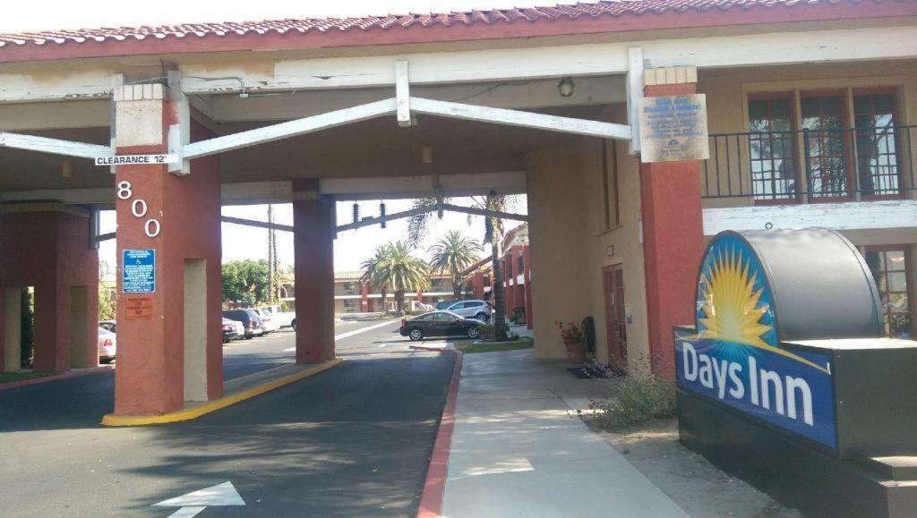 Days Inn By Wyndham Hemet Esterno foto