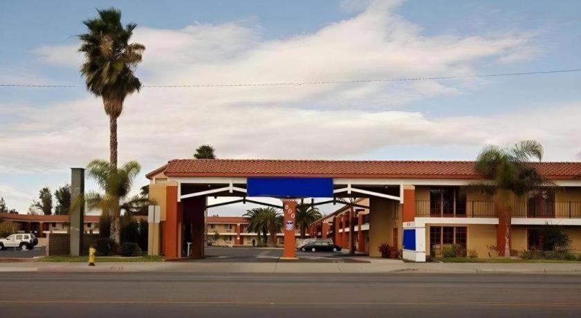 Days Inn By Wyndham Hemet Esterno foto