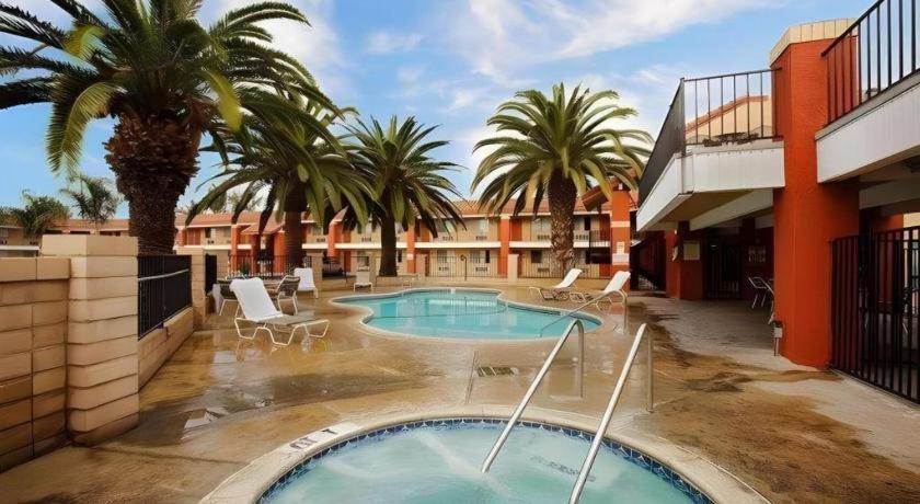 Days Inn By Wyndham Hemet Esterno foto