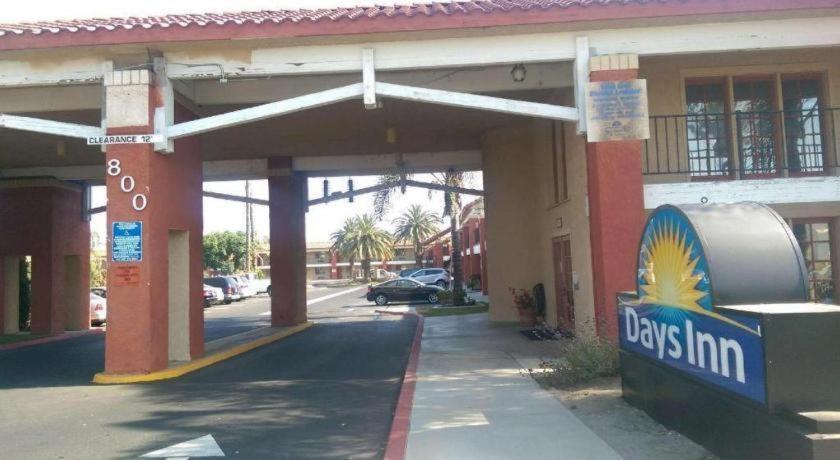 Days Inn By Wyndham Hemet Esterno foto