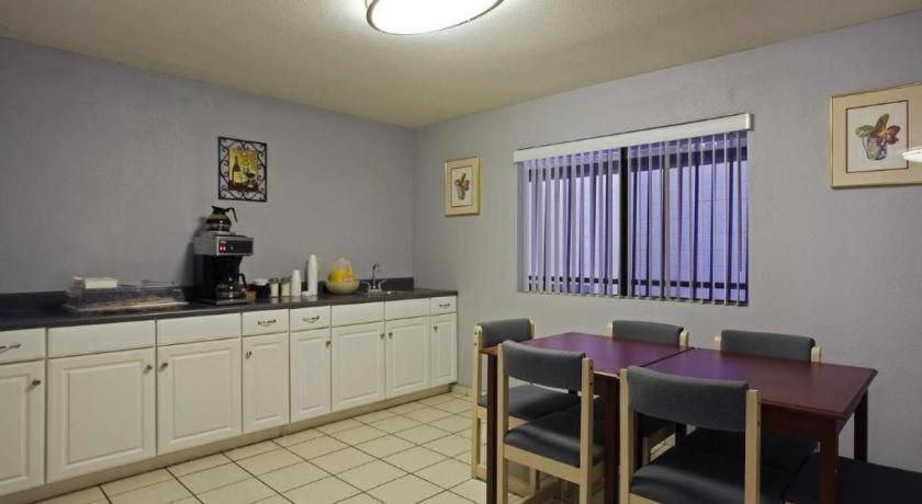 Days Inn By Wyndham Hemet Esterno foto