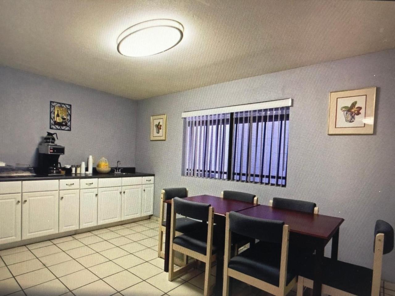 Days Inn By Wyndham Hemet Esterno foto