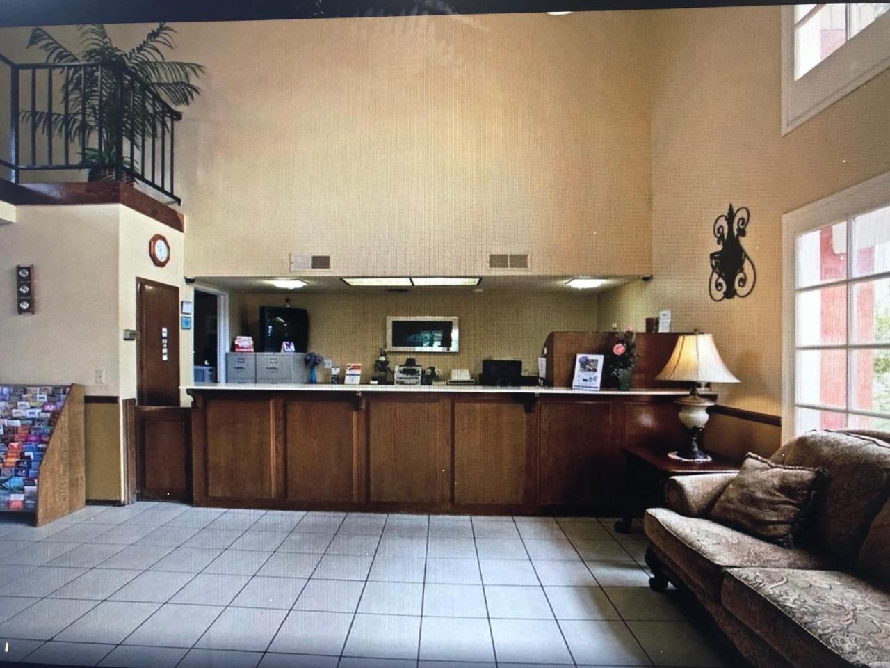 Days Inn By Wyndham Hemet Esterno foto