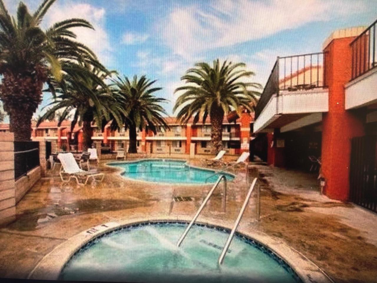 Days Inn By Wyndham Hemet Esterno foto